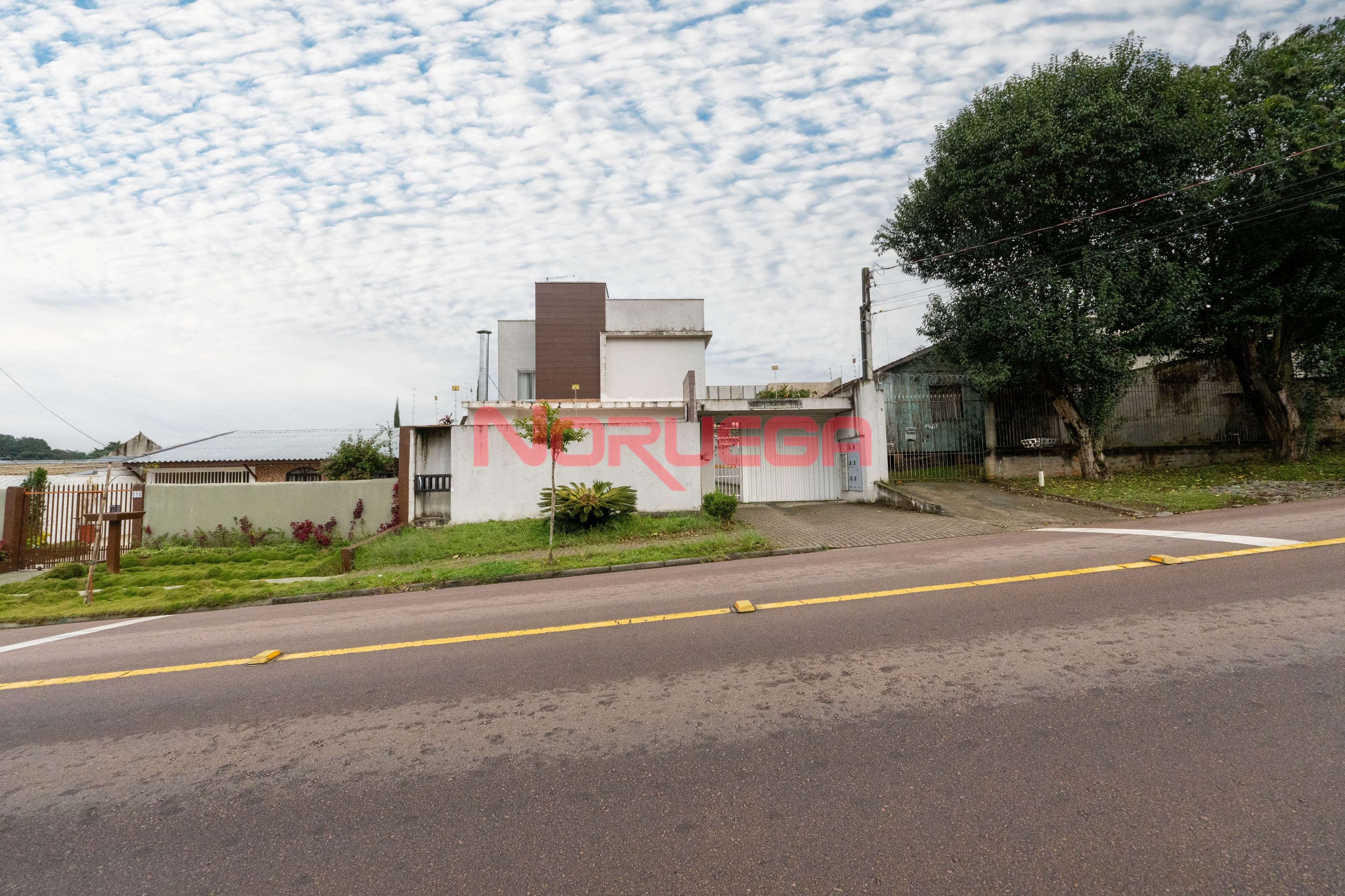 Casa à venda em Curitiba-PR no Lindóia: 3 quartos, 1 suíte, 1 sala, 1 banheiro, 2 vagas de garagem, 102m².